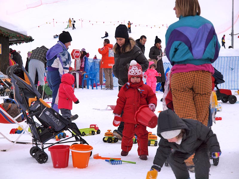 Глазами очевидцев: на детской площадке. Лыжи еше рано, популярны грабли, ведра и совок